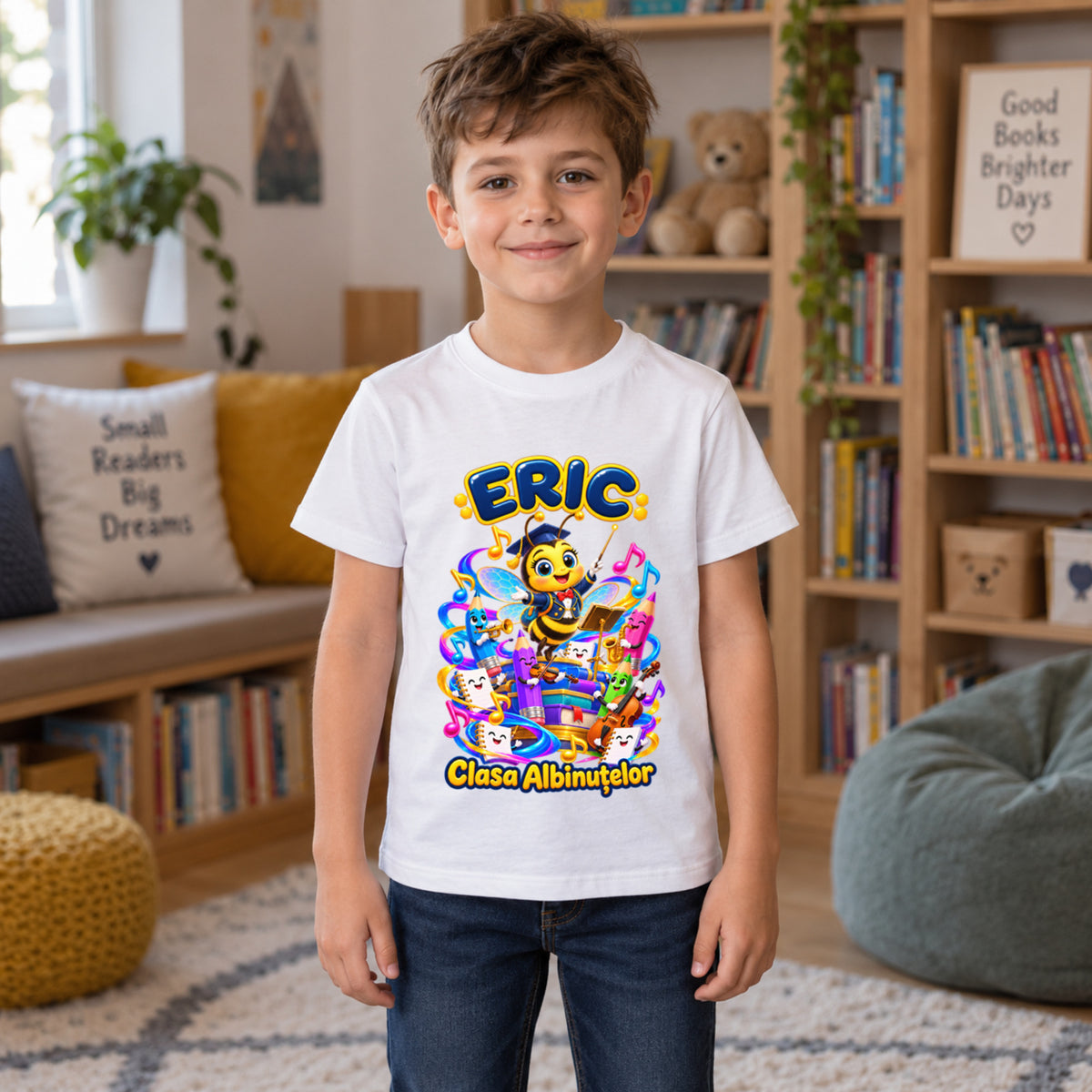 Tricou personalizat Clasa Albinuțelor – Albinuța Muzicală – Model 16 – Copil în spațiu de lectură, imprimeu centrat și coborât