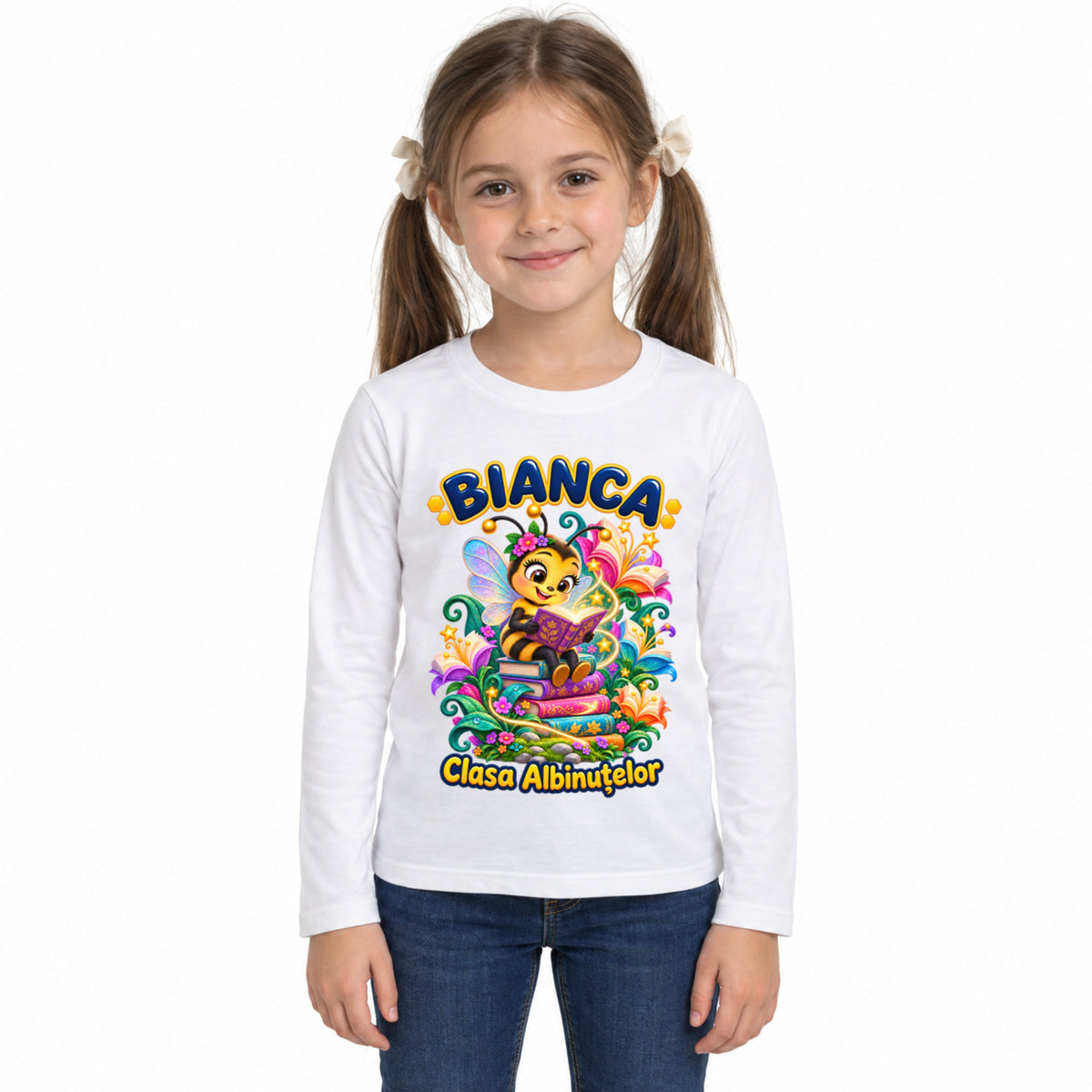 Tricou personalizat Clasa Albinuțelor – Albinuța în Grădina Cărților – Model 17 – Imagine principală pe fundal alb, imprimeu centrat și coborât