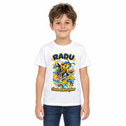 Tricou personalizat Clasa Albinuțelor – Albinuța Skater – Model 18 – Imagine principală pe fundal alb, imprimeu centrat și coborât