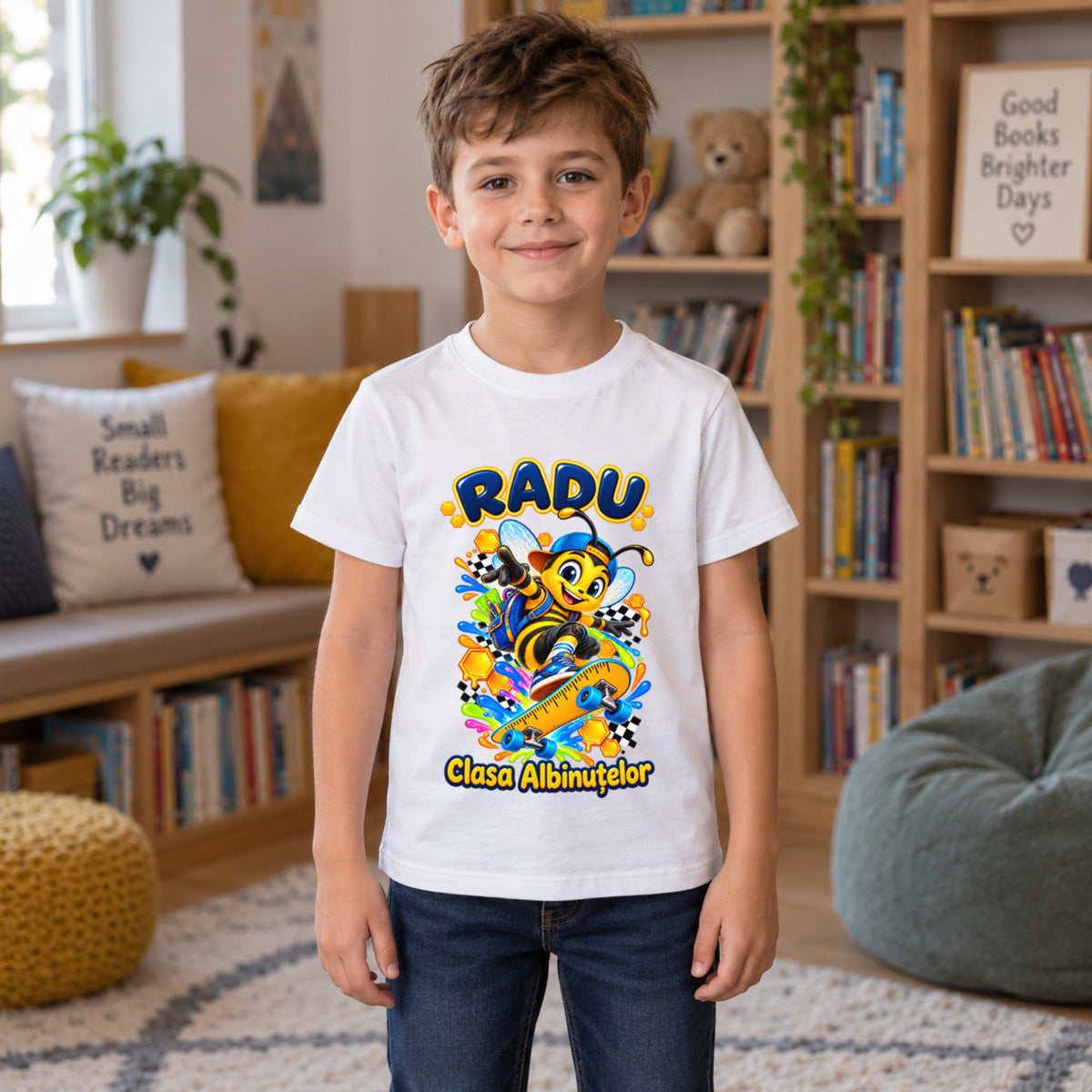 Tricou personalizat Clasa Albinuțelor – Albinuța Skater – Model 18 – Copil în spațiu de lectură, imprimeu centrat și coborât