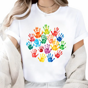Tricou absolvire maini de copii pictate pentru educatoare, elevi clasa 4 sau gradinita