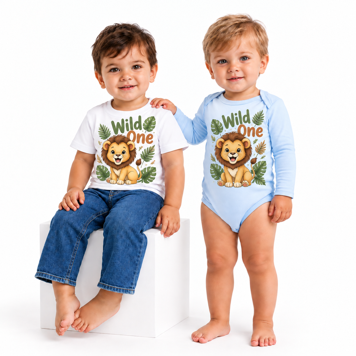 Body și tricou personalizat pentru bebeluși Wild One – fundal alb